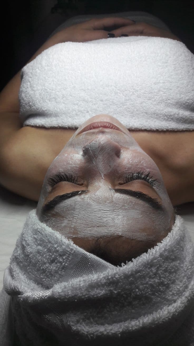 Beberta Aesthe — klasik cilt bakım maskesi uygulaması, havlu wrap ile spa atmosferi